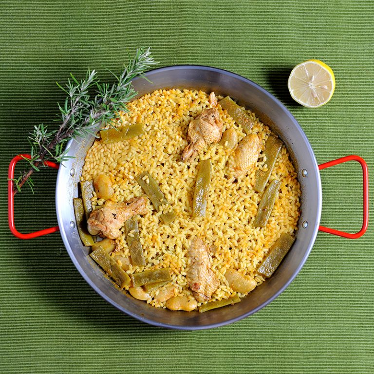 Paella de pollo y verdura cocinado 768x768